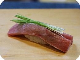 　メネギ添え本マグロの握り寿司