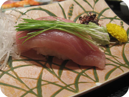 マグロの握り寿司　メネギ添え